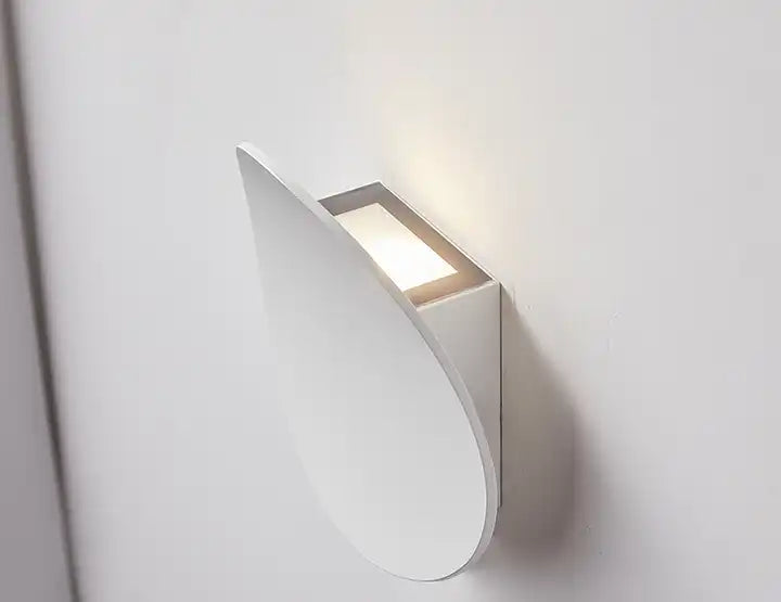 Decorative modern LED wall light in white